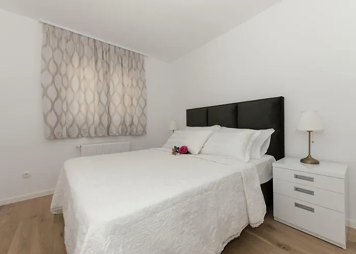 Penthouse Nikola Apartman *